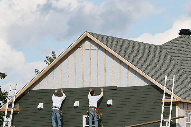 Professional Siding Replacement technician working in Clarendon Hills, IL